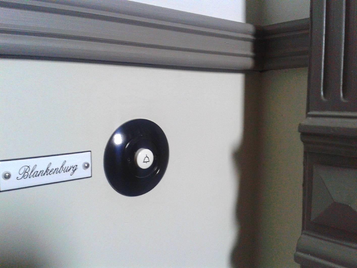 X Die Malerfirma beschäftigt sich zum größten Teil mit historischen Treppenhäusern. Einige werden sehr üppig restauriert oder ausgemalt und in anderen werden nur sehr schlichte und zurückhaltende Gestaltungen ausgeführt. Dieses Treppenhaus in Berlin Prenzlauer Berg ist sehr dezent und schlicht in einem hellen grau ausgemalt. Der einzige Akzent sind die Klingeln und Lichtschalter aus Bakelit und Keramik. Vor allem das Treffen der richtigen Nuancen und Farbtöne ist nicht immer einfach. Das sich das Unternehmen restaurierung und gestaltung mit der historischen Substanz im Altbau auseinandersetzt, kommt gerade den schlichteren Gestaltungen zu gute. Neben einem sehr professionellen Malerteam mit Maler und Restauratoren im Handwerk ist auch Norbert Schimpf (Restaurator, staatl. gepr. Techniker für Farb-und Lacktechnik und Malermeister) für die Gestaltungen, Farbgebung und Materialwahl im Treppenhaus zuständig.